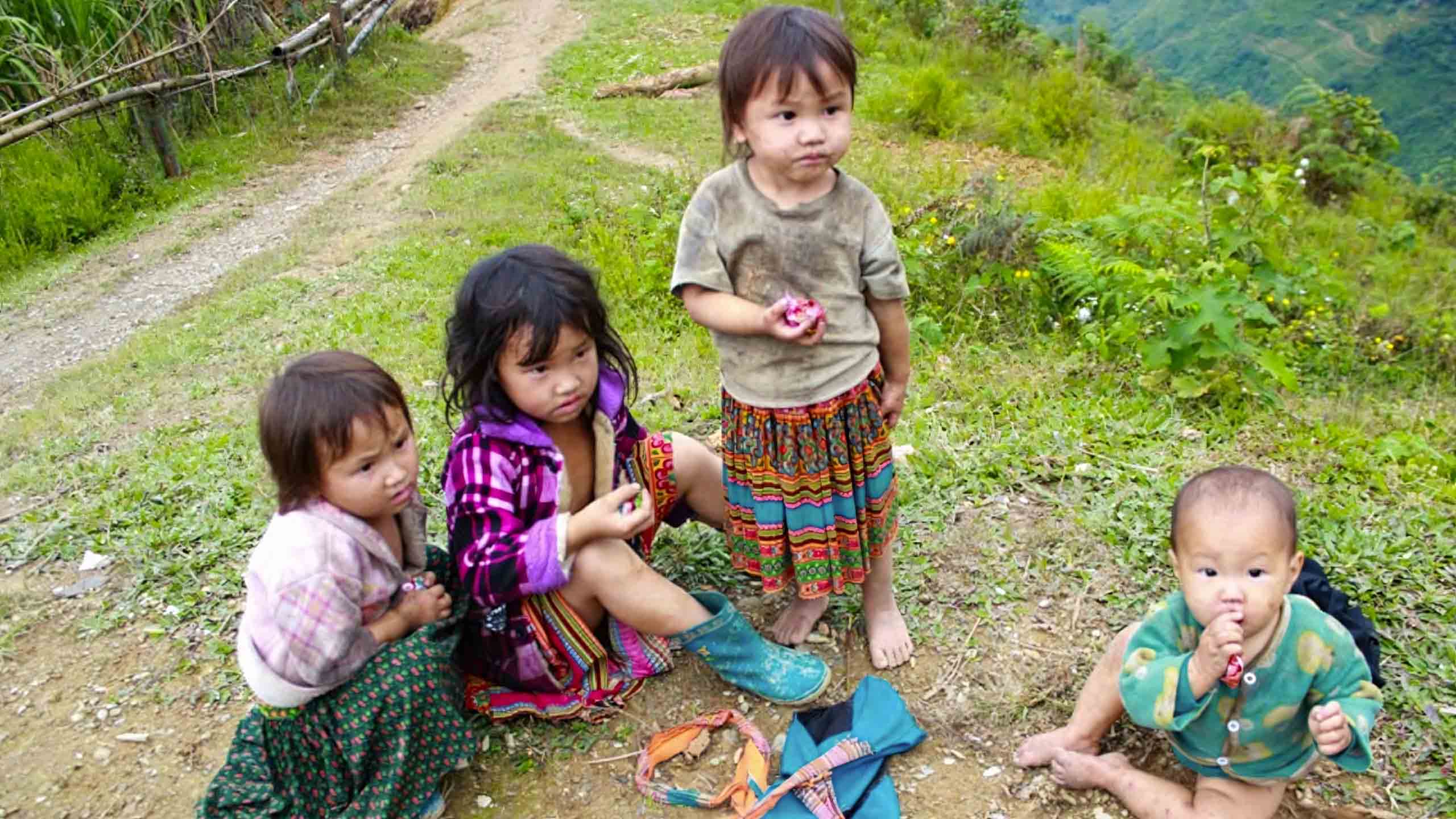Hình ảnh trẻ em nhà nghèo lột tả gánh nặng mưu sinh